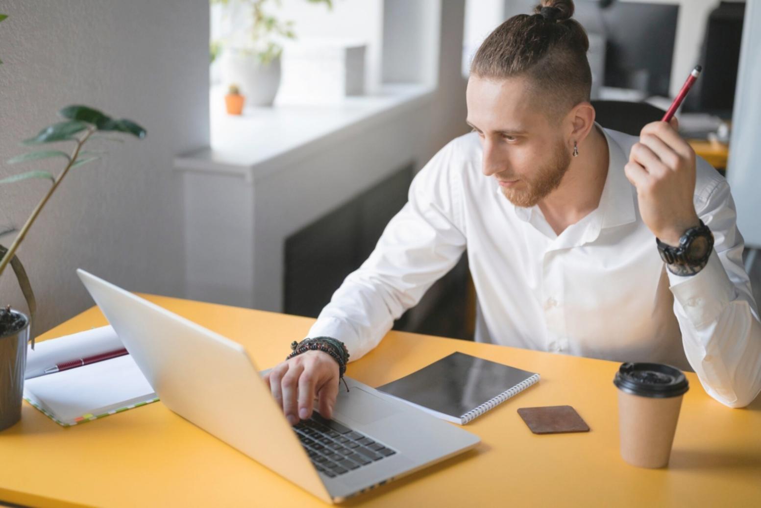 Equipo de trabajo revisando documentación legal empresarial